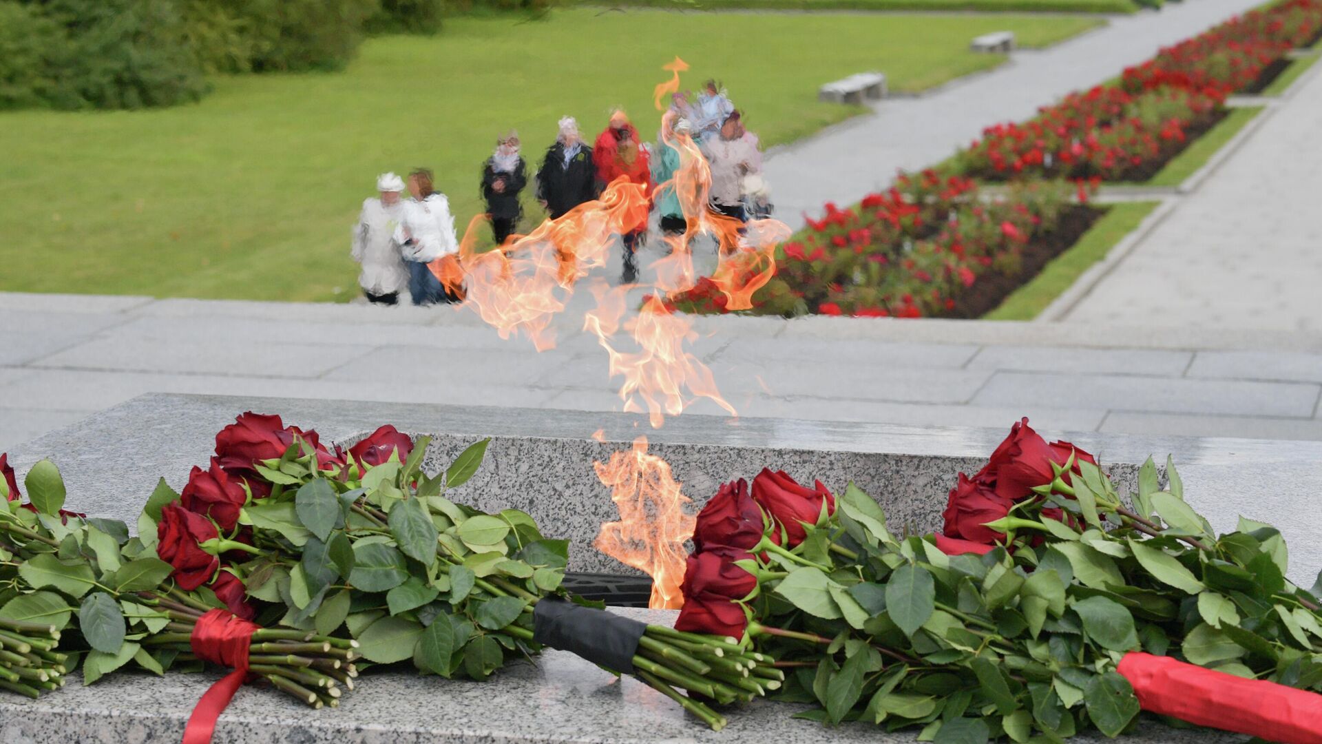 Цветы, возложенные к монументу Мать-Родина на Пискарёвском мемориальном кладбище в День памяти жертв блокады Ленинграда - РИА Новости, 1920, 08.09.2023