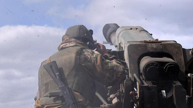 Боец артиллерийского расчета ЧВК Вагнер во время стрельбы из гаубицы Д30 калибра 122 мм по позициям ВСУ в районе Бахмута Донецкой области