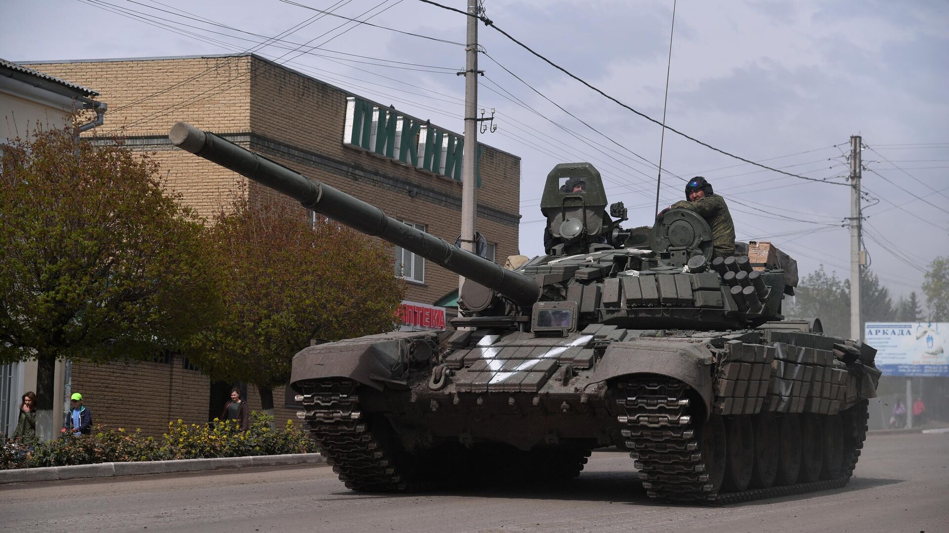 Танк Т-72БЗ ВС РФ на одной из улиц в Купянске - РИА Новости, 1920, 01.08.2023