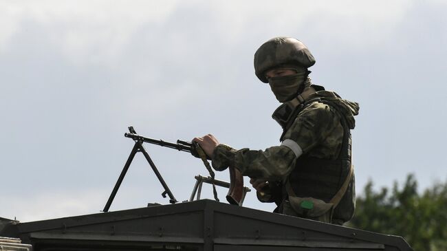 Российский военнослужащий возле КПП Васильевка в Запорожской области. Архивное фото