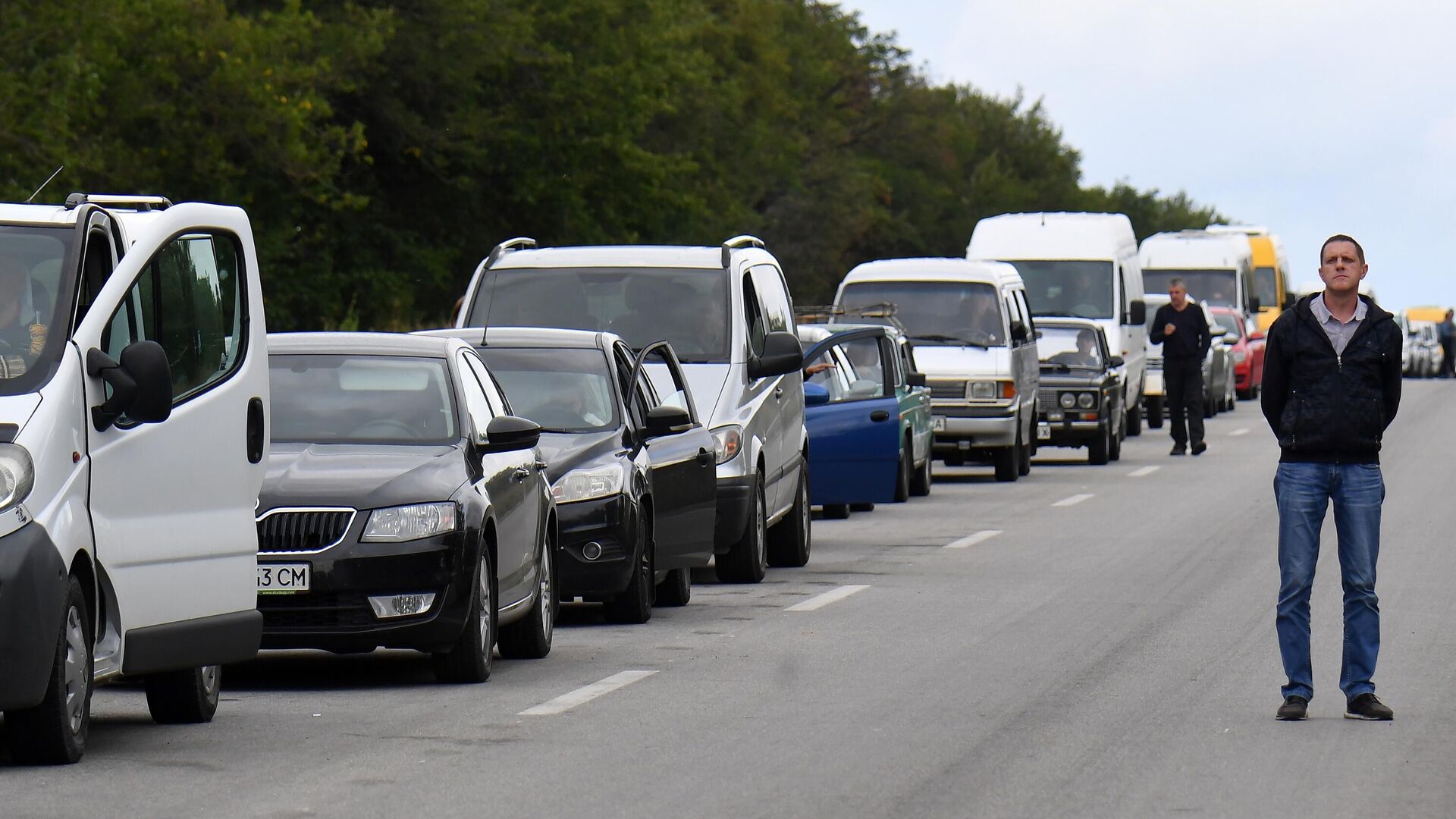 Автомобили в очереди у контрольно-пропускного пункта Васильевка в Запорожской области - РИА Новости, 1920, 02.10.2022