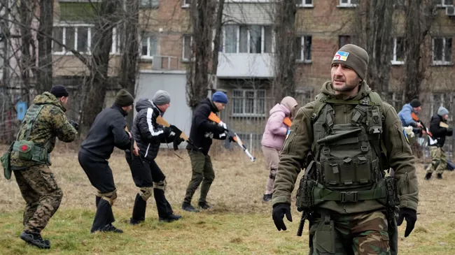 Военный инструктор во время занятий в Киеве 