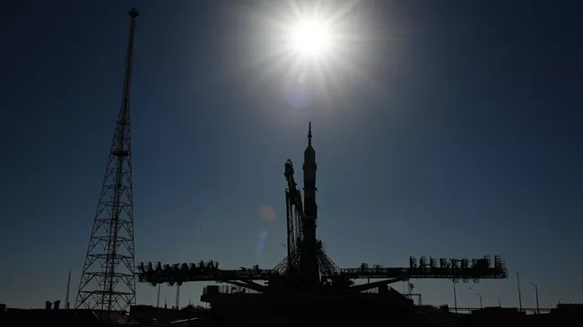Установка ракеты-носителя Союз-2.1а с пилотируемым кораблем Союз МС-22 К. Э. Циолковский на стартовый стол на космодроме Байконур