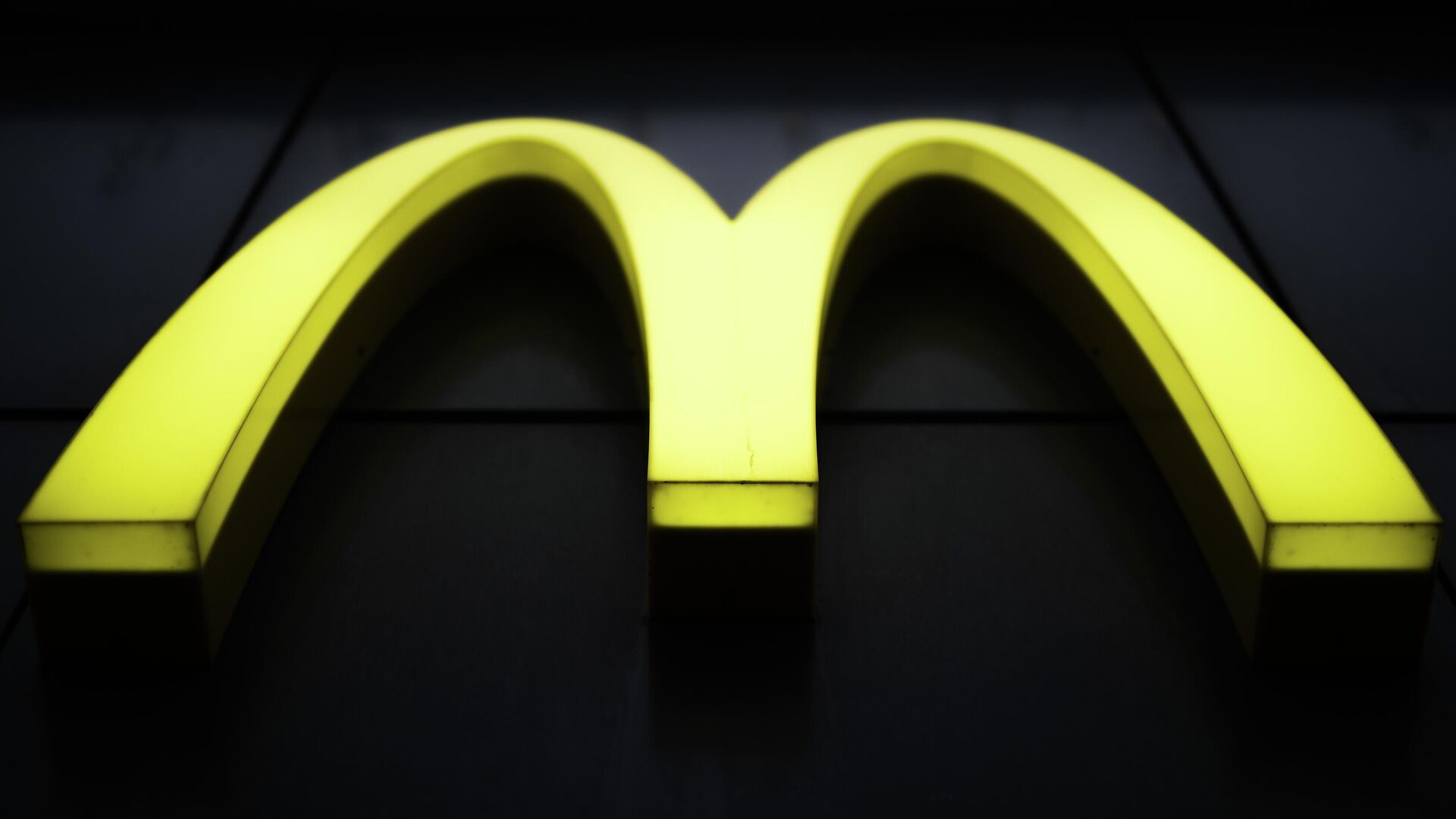 Логотип на здании ресторана McDonalds  - РИА Новости, 1920, 06.09.2023