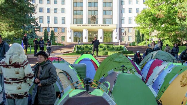 Палаточный городок у здания парламента в Кишиневе