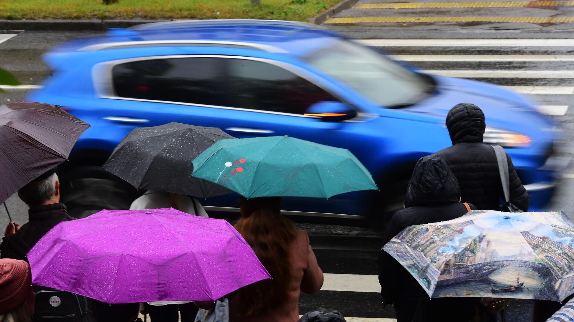 Люди переходят дорогу во время дождя на одной из улиц в Москве - РИА Новости, 1920, 21.08.2023