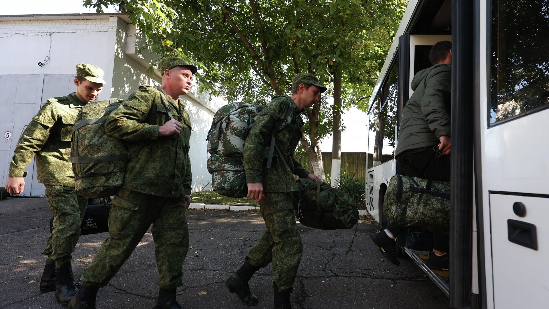 Мужчины, призванные на воинскую службу в ходе частичной мобилизации - РИА Новости, 1920, 25.09.2022