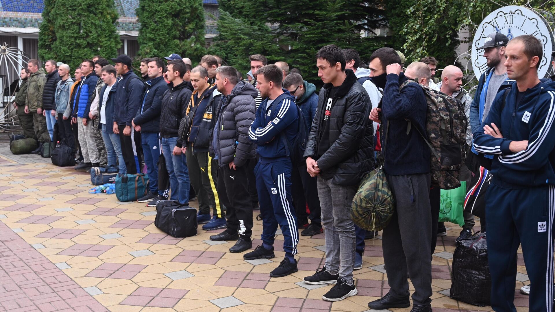 Мужчины, призванные на военную службу в ходе частичной мобилизации, на призывном пункте сбора в городе Батайске Ростовской области - РИА Новости, 1920, 26.09.2022