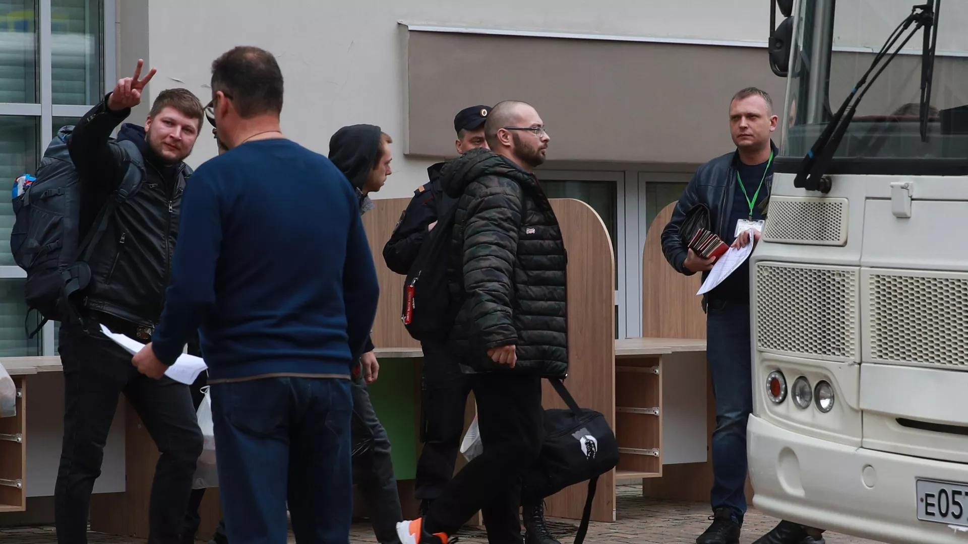 Мужчины, призванные на военную службу в ходе частичной мобилизации, садятся в автобус на территории временного пункта мобилизации возле Театра Виктюка в Москве - РИА Новости, 1920, 01.10.2022