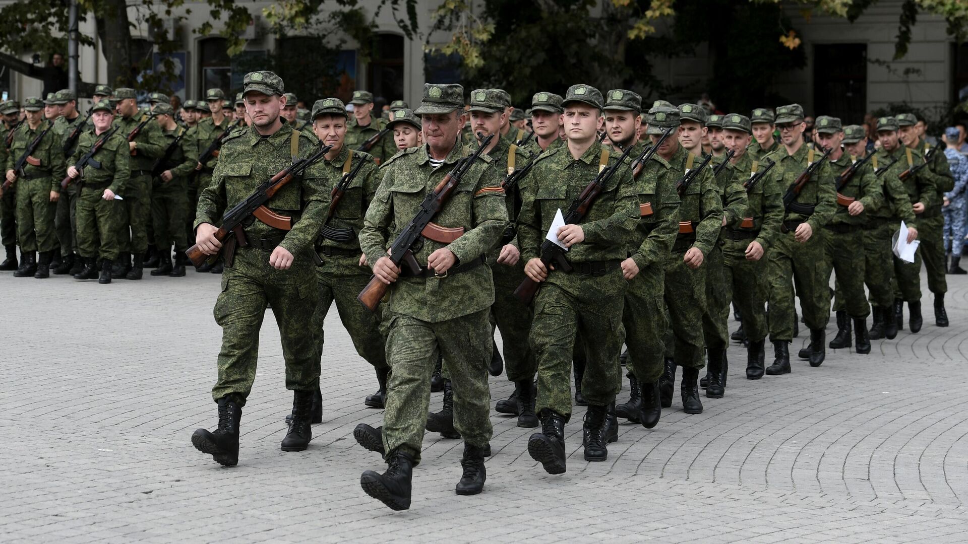 Мужчины, призванные на военную службу в ходе частичной мобилизации, на площади Нахимова в Севастополе - РИА Новости, 1920, 28.09.2022