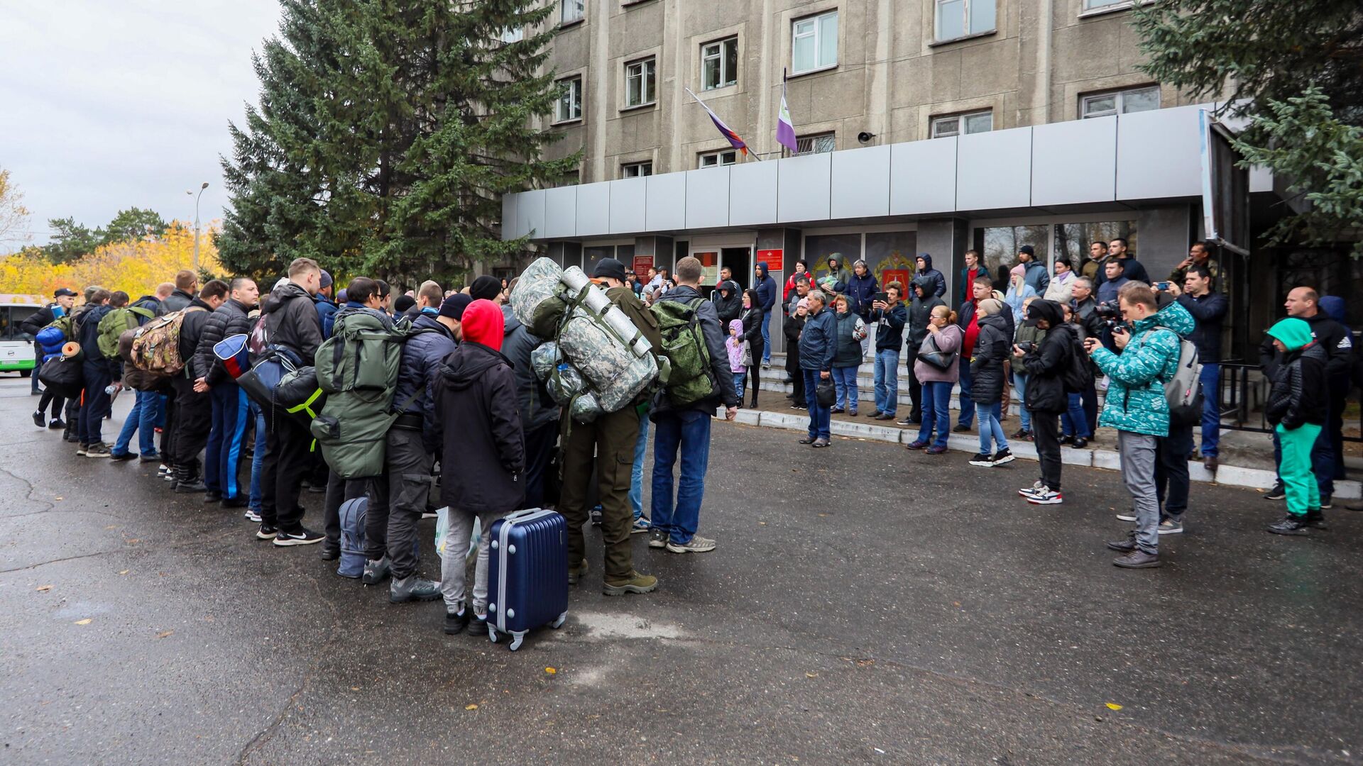 Мужчины, призванные на военную службу в ходе частичной мобилизации, возле военкомата Ленинского и Свердловского административных округов города Иркутска - РИА Новости, 1920, 25.03.2023