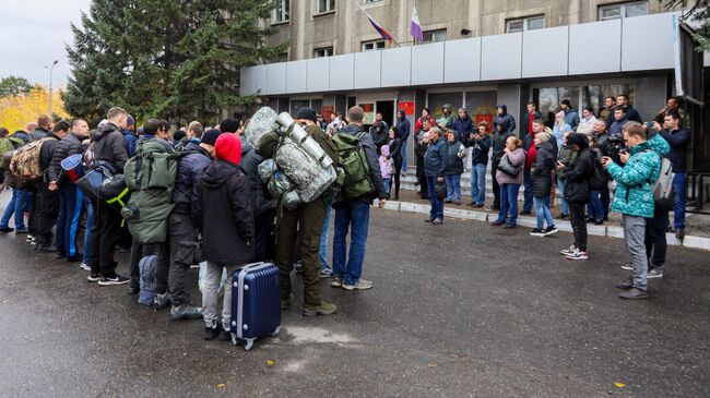 Мужчины, призванные на военную службу в ходе частичной мобилизации, возле военкомата Ленинского и Свердловского административных округов города Иркутска