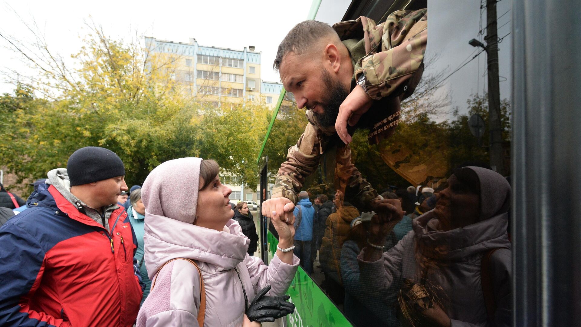 Родственники общаются у сборного пункта перед отправкой мужчин, призванных на военную службу в ходе частичной мобилизации, для проведения курса подготовки и боевого слаживания - РИА Новости, 1920, 30.09.2022