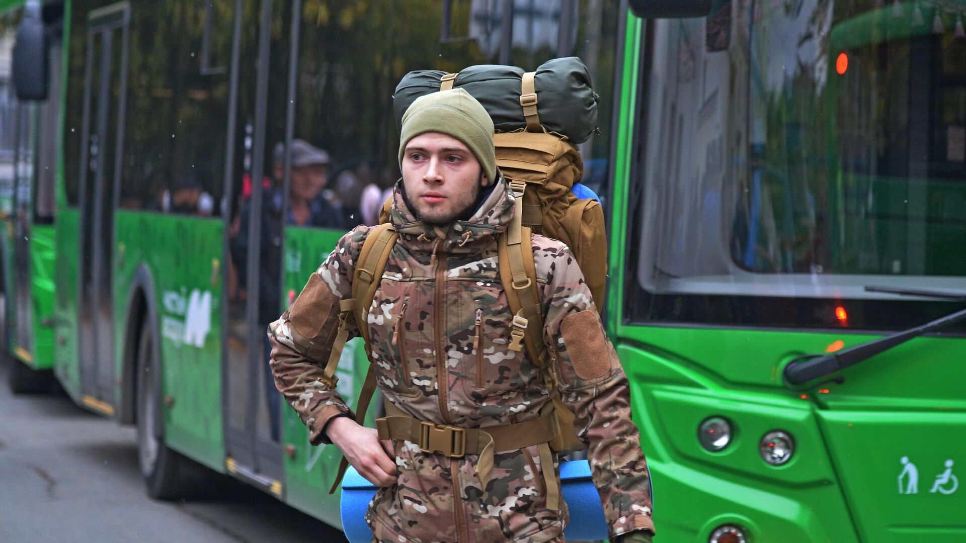 Мужчина, призванный на военную службу в ходе частичной мобилизации, у сборного пункта Челябинска - РИА Новости, 1920, 28.09.2022