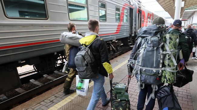 Мужчины, призванные на военную службу в ходе частичной мобилизации, на вокзале Красноярска перед отправкой на место проведения курса подготовки и боевого слаживания