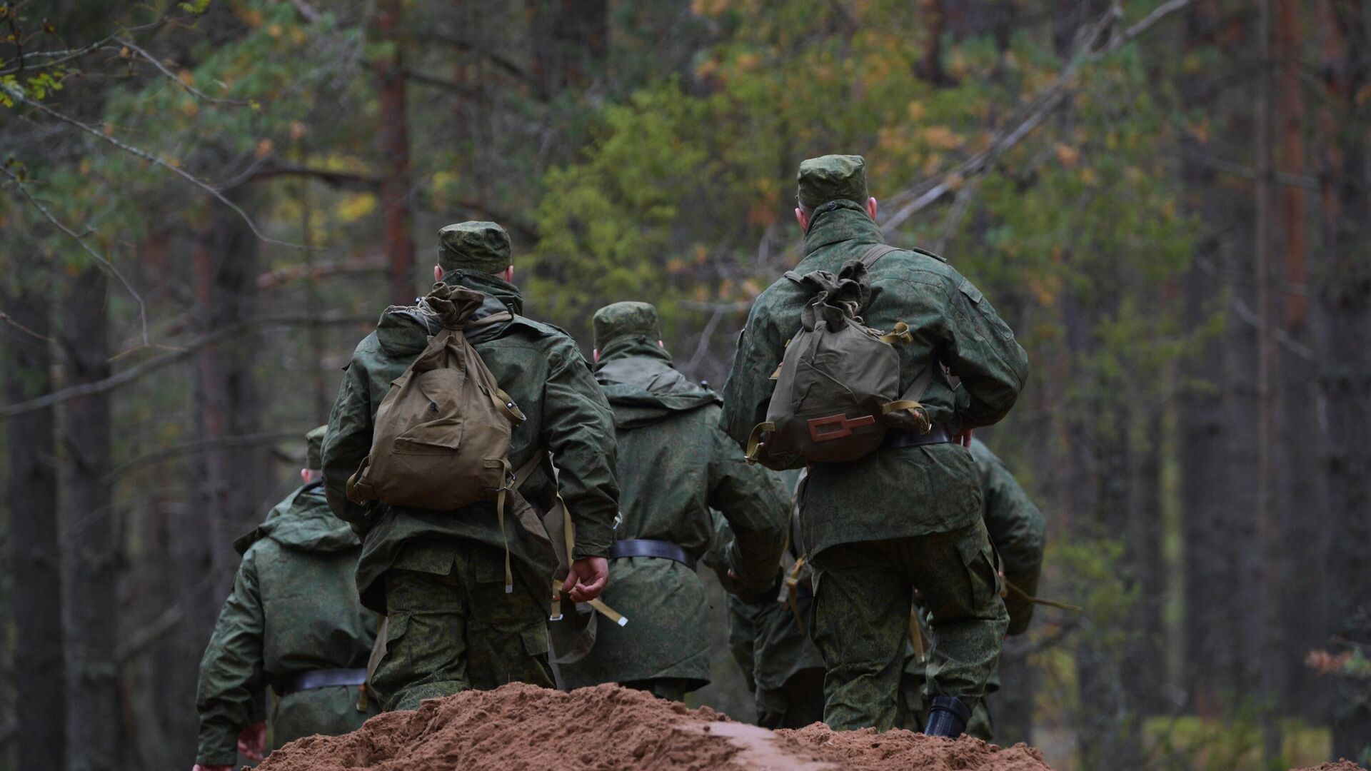 Мобилизованные граждане во время занятий по боевой подготовке на базе военного полигона в Ленинградской области - РИА Новости, 1920, 30.09.2022