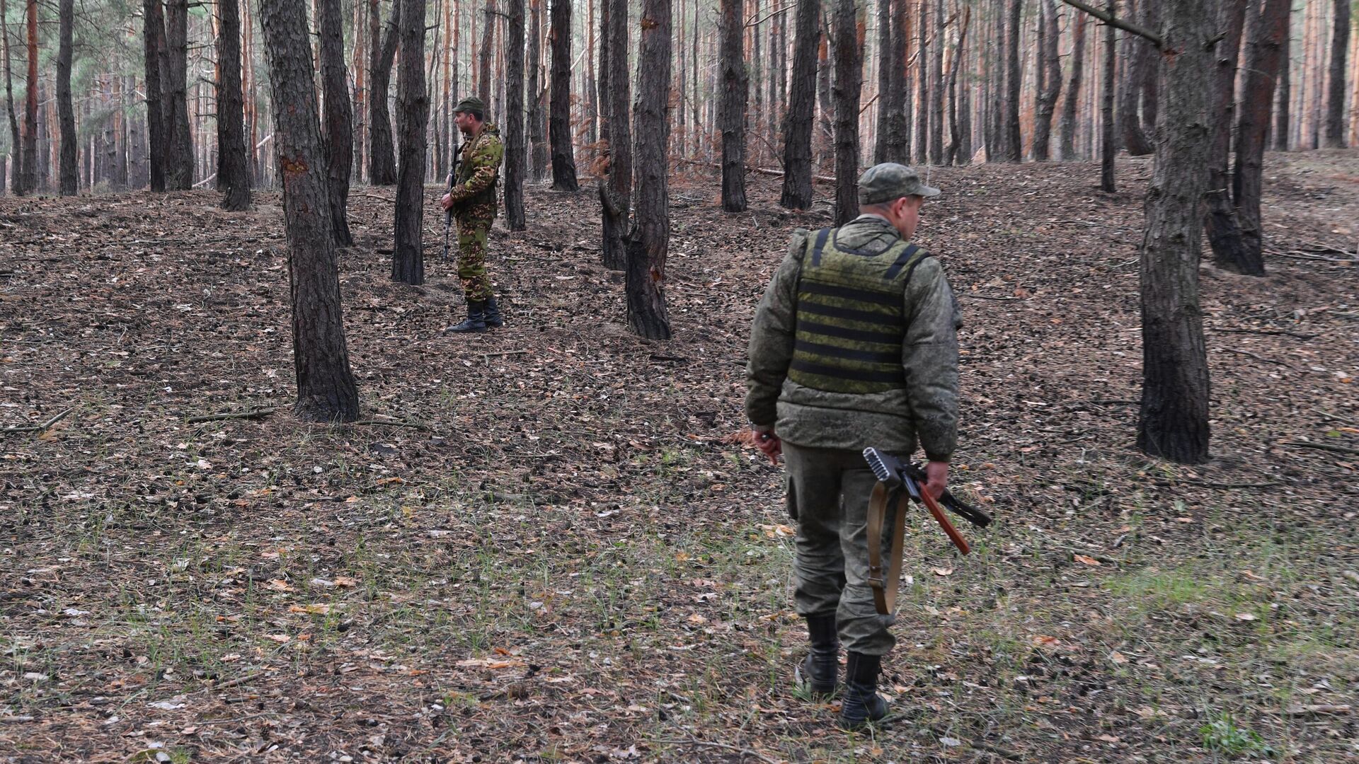 Бойцы казачьего полка Народной милиции ЛНР возле позиций в лесу на окраинах Красного Лимана в ДНР - РИА Новости, 1920, 07.03.2023