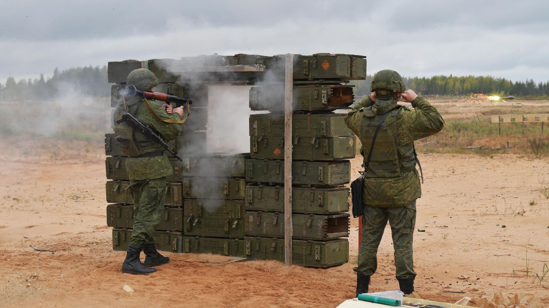 Мобилизованные граждане во время занятий по боевой подготовке на базе военного полигона в Ленинградской области - РИА Новости, 1920, 29.09.2022