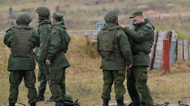 Мобилизованные граждане во время занятий по боевой подготовке на базе военного полигона в Ленинградской области