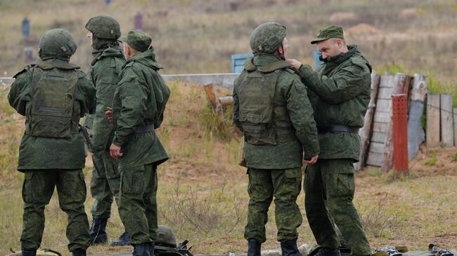 Мобилизованные граждане во время занятий по боевой подготовке на базе военного полигона в Ленинградской области