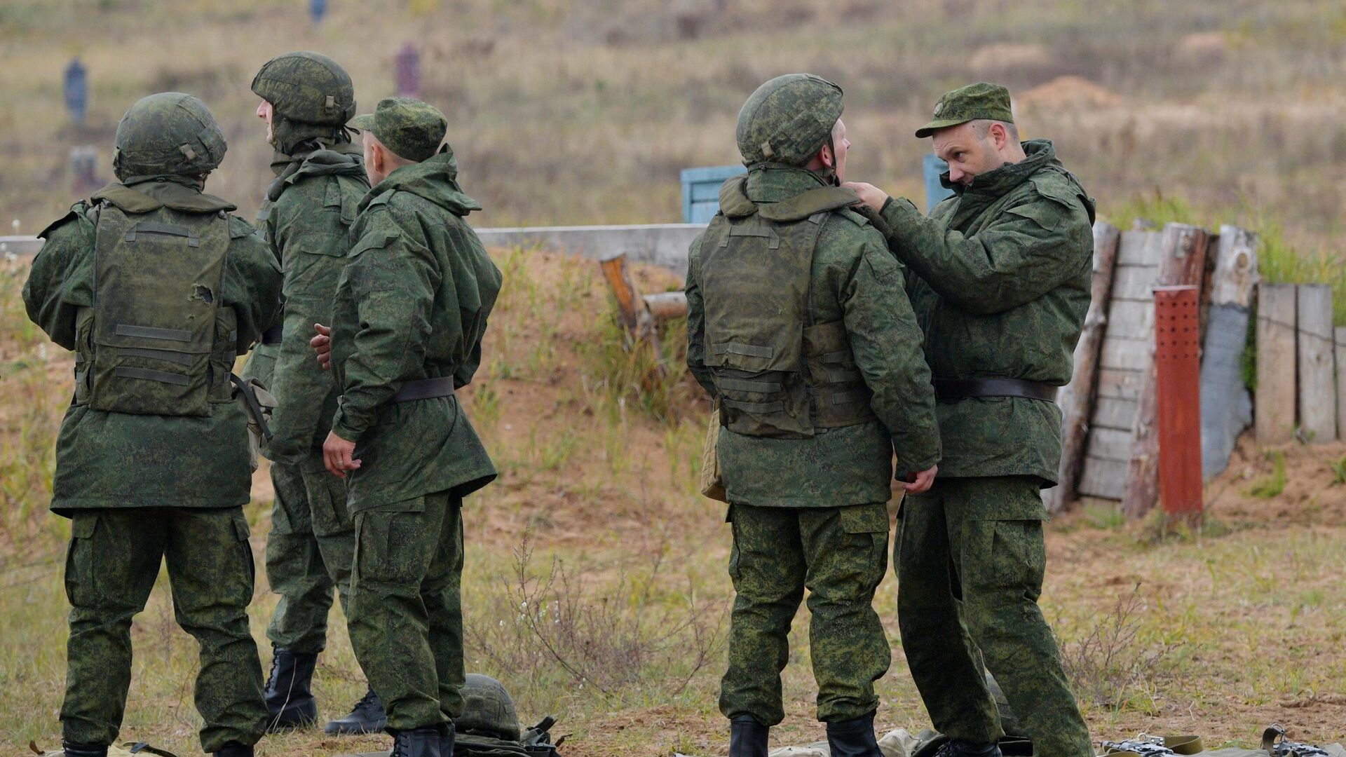 Мобилизованные граждане во время занятий по боевой подготовке на базе военного полигона в Ленинградской области - РИА Новости, 1920, 06.10.2022