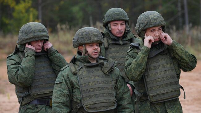 Мобилизованные граждане во время занятий по боевой подготовке на базе военного полигона в Ленинградской области