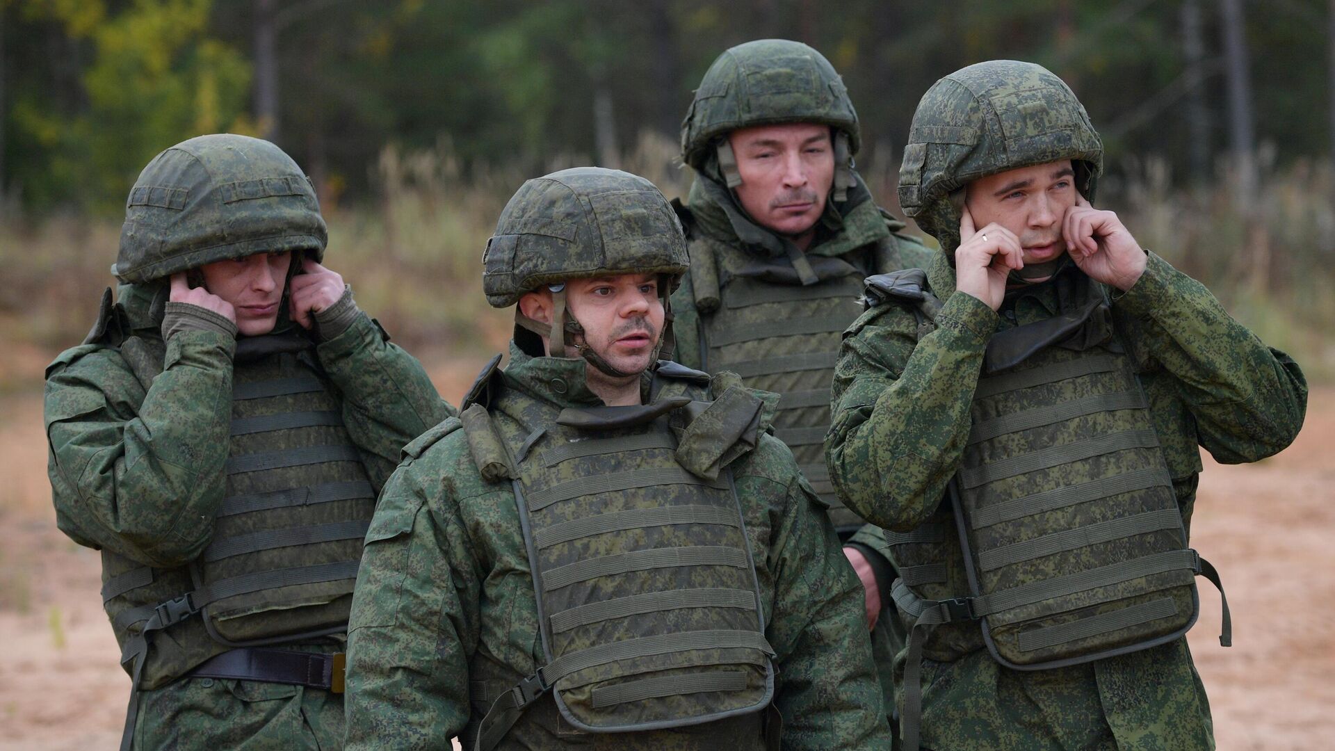 Мобилизованные граждане во время занятий по боевой подготовке на базе военного полигона в Ленинградской области - РИА Новости, 1920, 02.10.2022