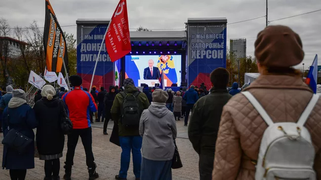 Трансляция в Екатеринбурге выступления президента РФ Владимира Путина на церемонии подписания договора о вступлении в РФ ДНР, ЛНР, Запорожской и Херсонской областей