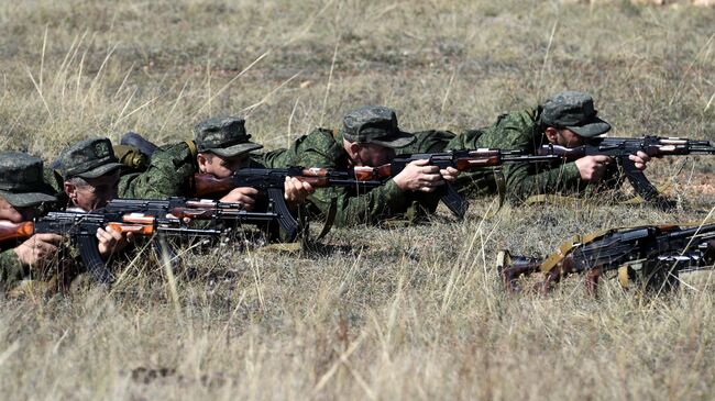 Мужчины, призванные на военную службу в ходе частичной мобилизации, проходят подготовку на полигоне в Казачьей бухте в Севастополе