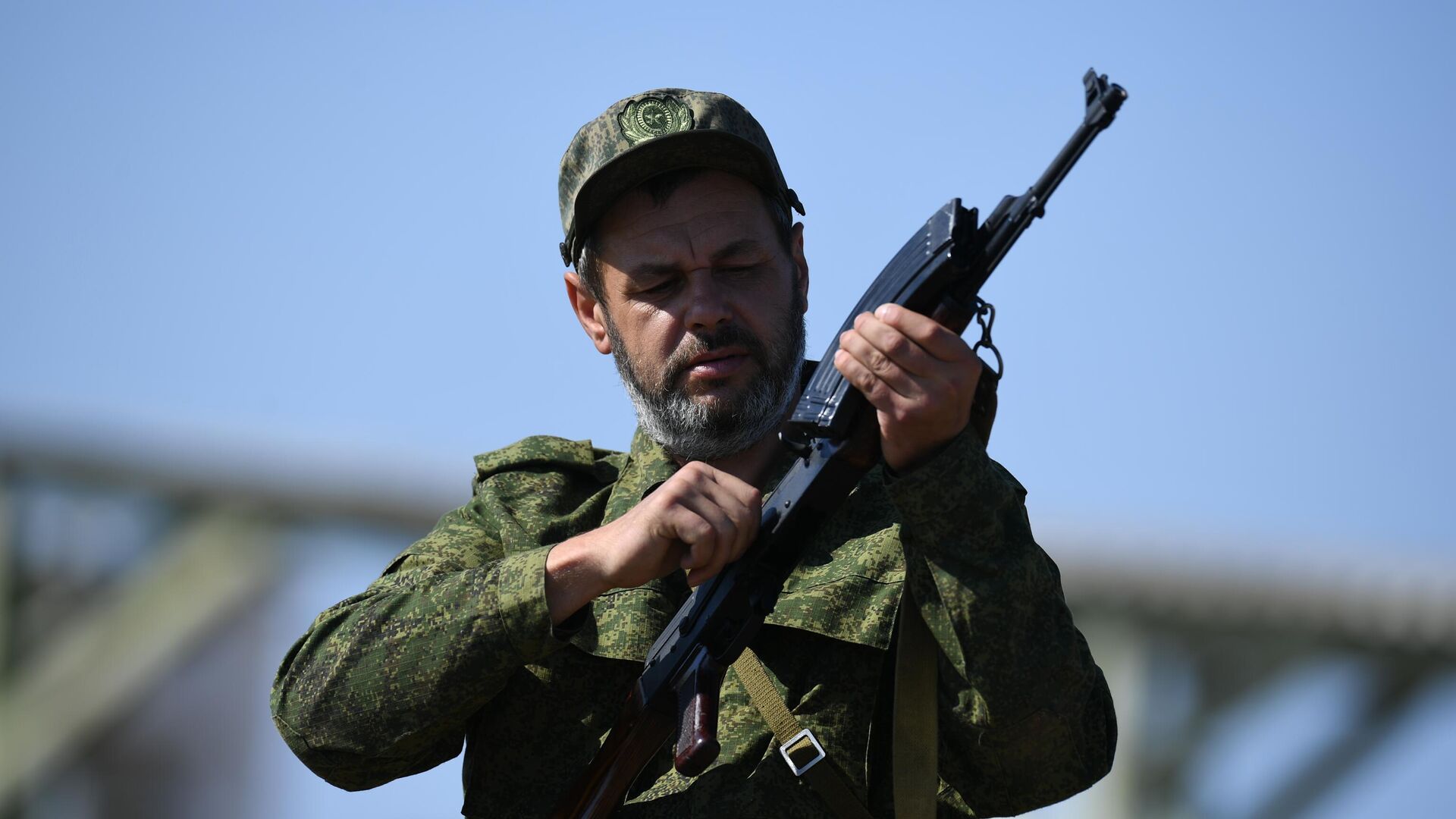 Мужчина, призванный на военную службу в ходе частичной мобилизации, проходит подготовку на полигоне в Казачьей бухте в Севастополе - РИА Новости, 1920, 01.10.2022