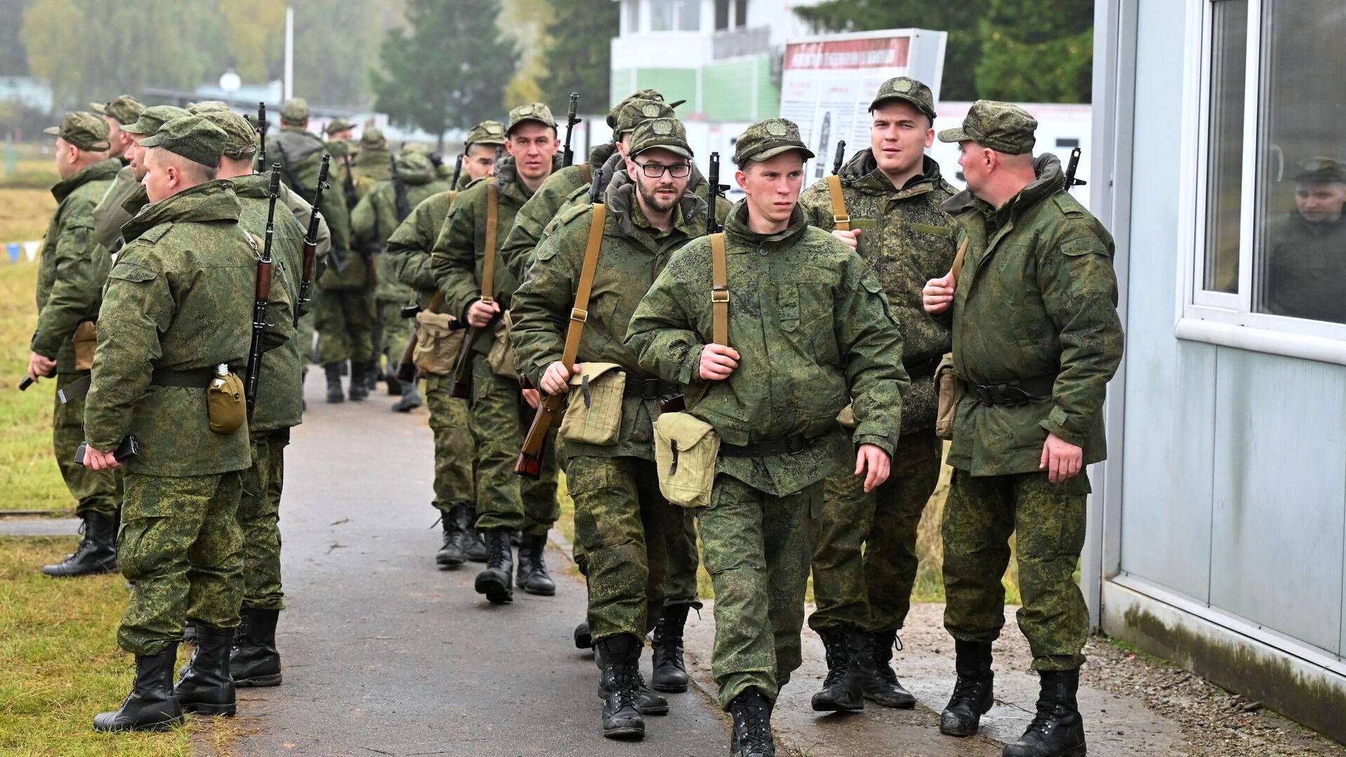 Военнослужащие из числа мобилизованных проходят обучение на военных сборах в Подмосковье - РИА Новости, 1920, 04.10.2022