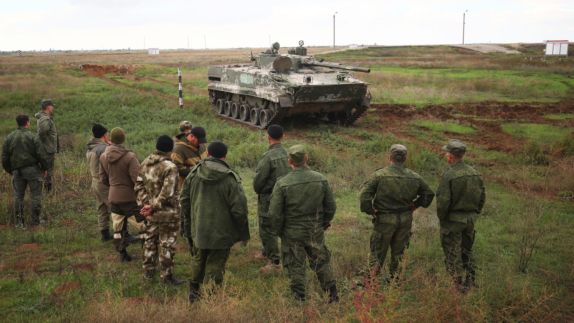 Военнослужащие из числа мобилизованных во время отработки навыков управления БМП-3 на военных сборах в Волгоградской области - РИА Новости, 1920, 04.10.2022