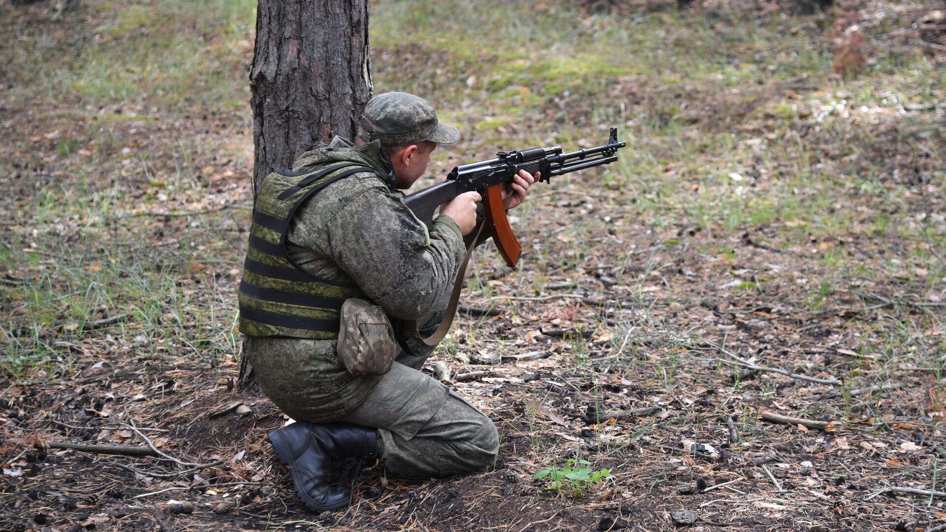 Боец 208-го казачьего полка Народной милиции ЛНР возле позиций в лесу на окраинах Красного Лимана в ДНР - РИА Новости, 1920, 13.02.2023