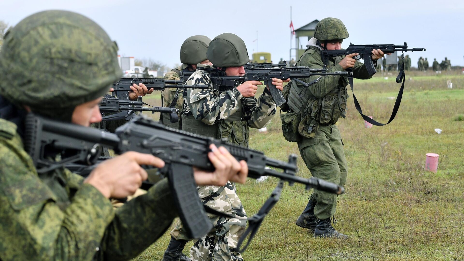 Мужчины, призванный на военную службу в ходе частичной мобилизации, проходят подготовку на полигоне в Донецкой народной республике - РИА Новости, 1920, 04.10.2022