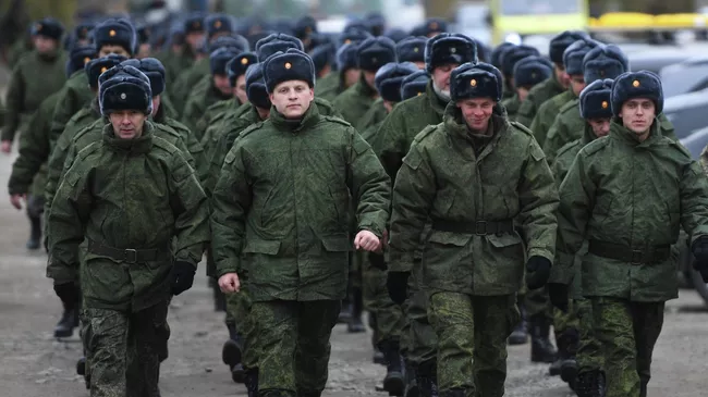 Мужчины, призванные на военную службу в ходе частичной мобилизации, на улице вблизи Новосибирского высшего военно-командного училища