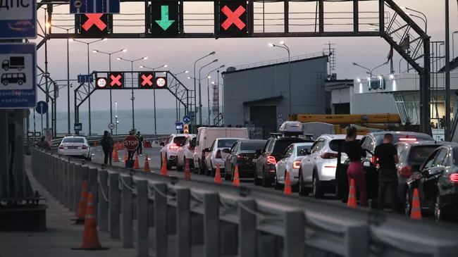 Очередь из автомобилей у Крымского моста