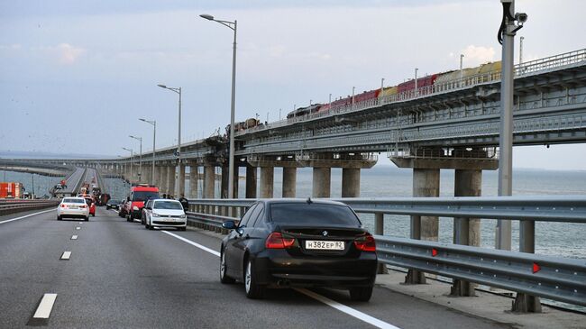 Легковые автомобили на Крымском мосту