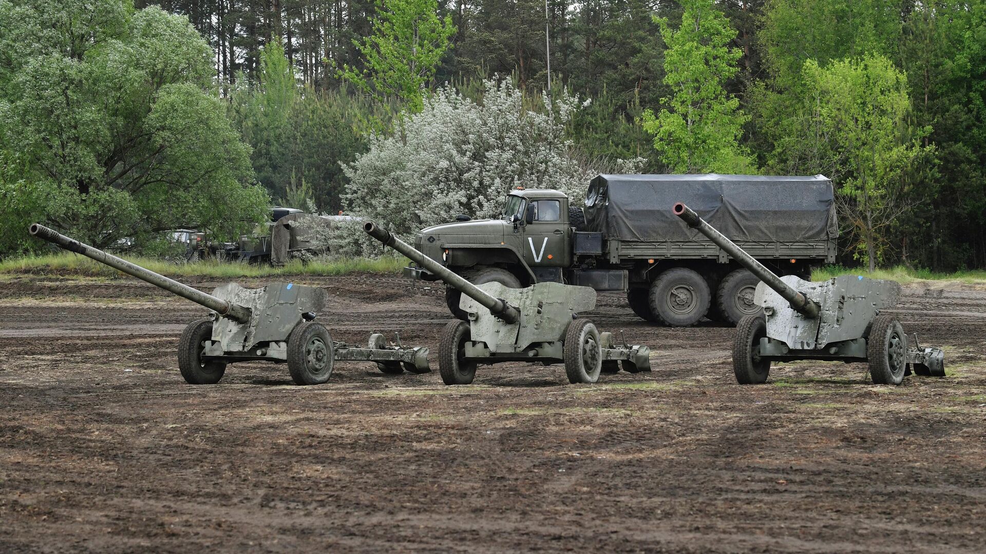 Противотанковые пушки МТ-12 Рапира в зоне специальной военной операции на Украине - РИА Новости, 1920, 05.07.2023