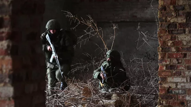 Военнослужащие ВДВ РФ во время штурма здания на полигоне в Запорожской области. Архивное фото