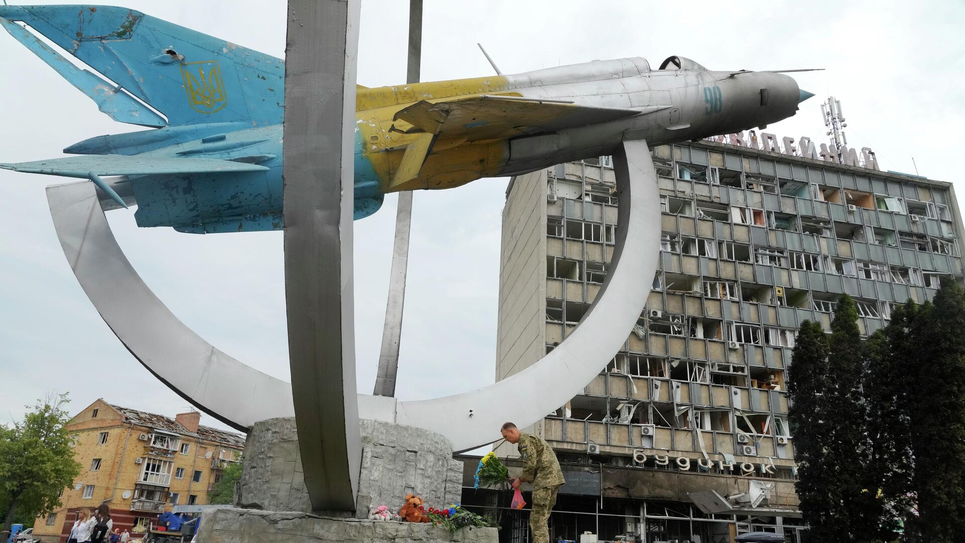 Украинский военнослужащий у монумента в городе Винница, Украина - РИА Новости, 1920, 11.10.2022