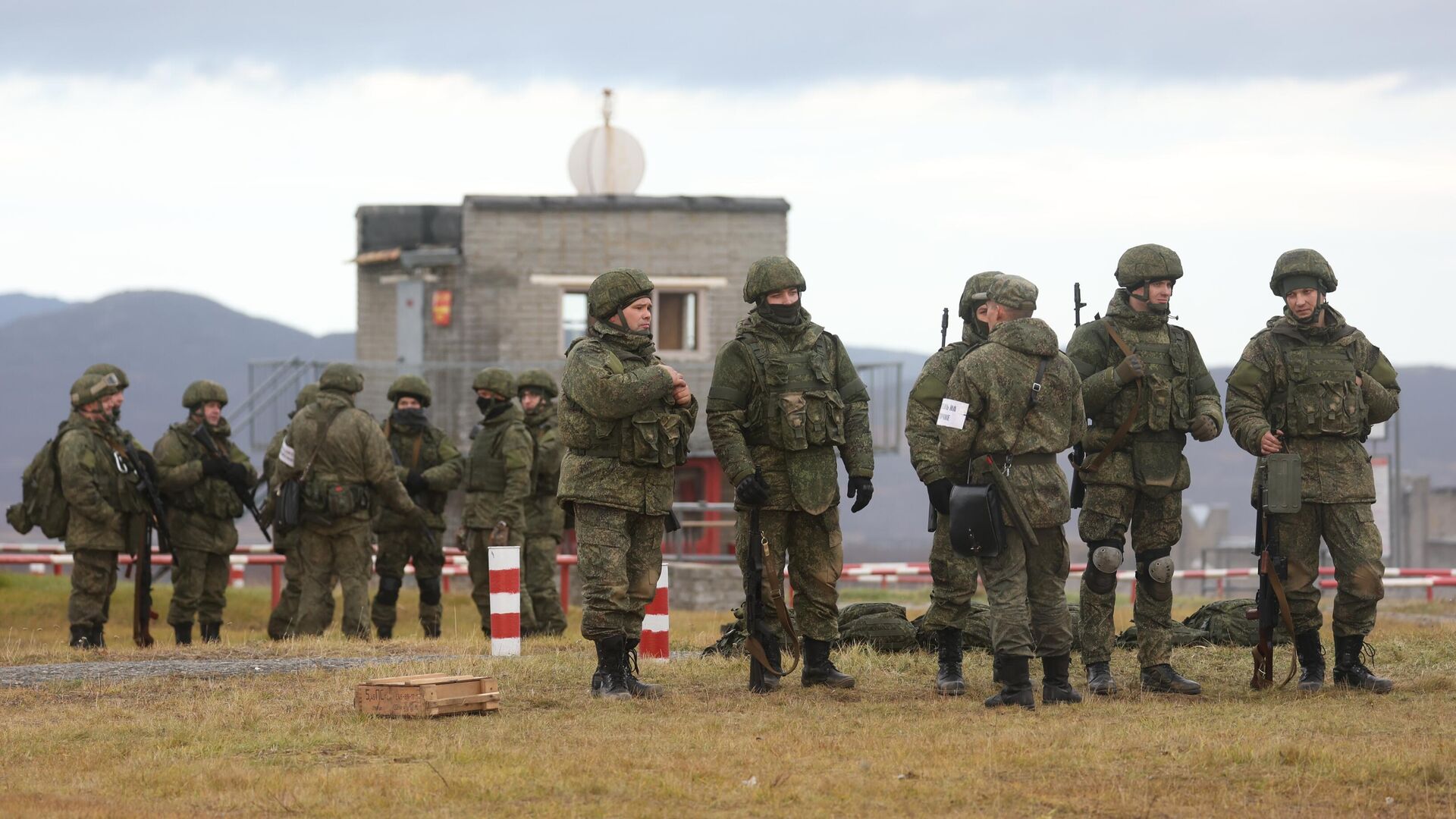 Мобилизованные военнослужащие на занятиях по военной подготовке на территории воинской части в поселке городского типа Печенга Мурманской области - РИА Новости, 1920, 12.10.2022