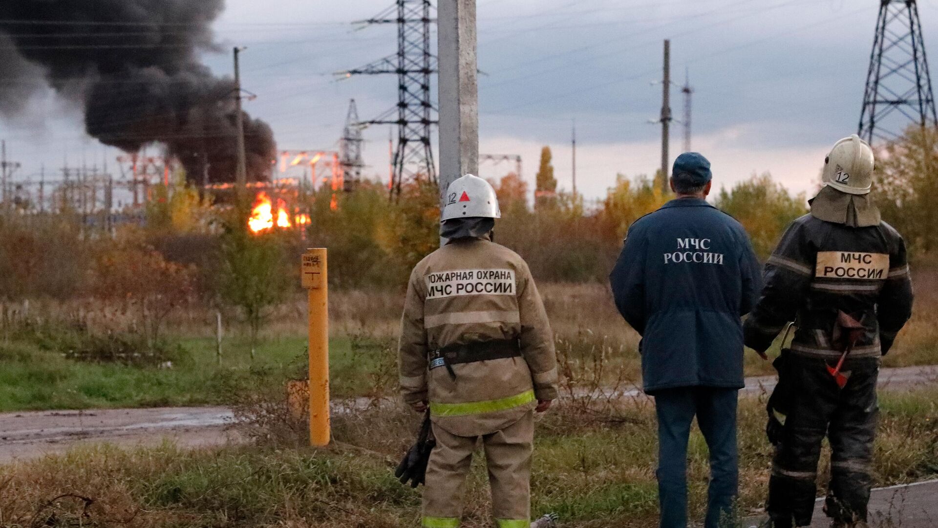 Сотрудники МЧС РФ неподалеку от места пожара на электроподстанции Шебекино после обстрела со стороны ВСУ - РИА Новости, 1920, 22.10.2022