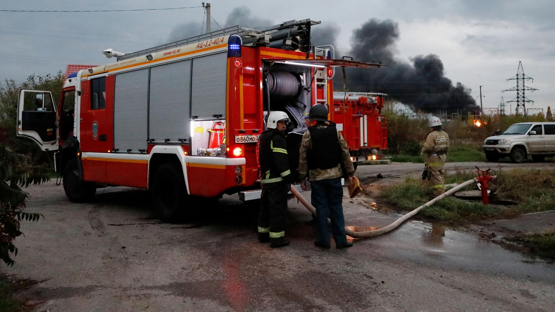 Пожарный расчет неподалеку от места обстрела со стороны ВСУ в Белгородской области - РИА Новости, 1920, 23.11.2023