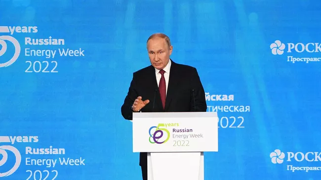Президент РФ Владимир Путин выступает на международном форуме Российская энергетическая неделя