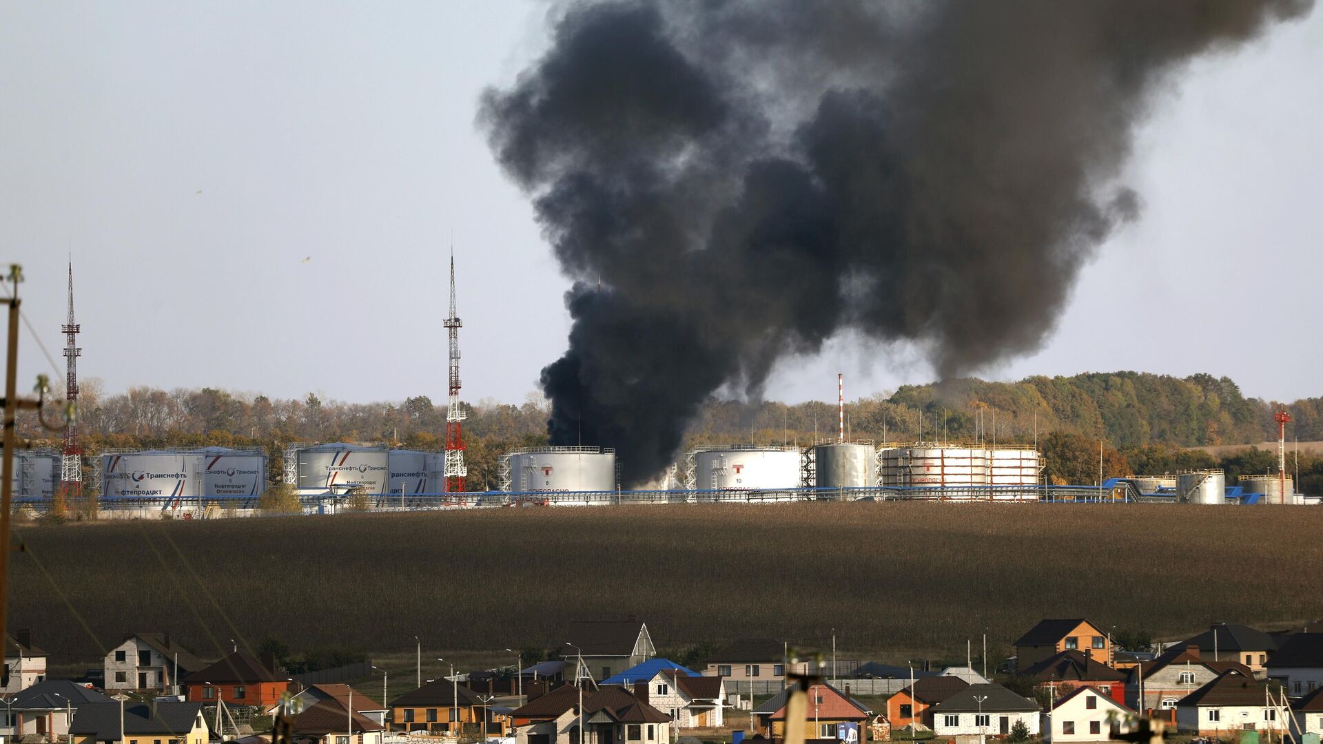 Пожар на нефтебазе в поселке Разумное Белгородской области, возникший после обстрела ВСУ. Архивное фото.  - РИА Новости, 1920, 05.01.2023