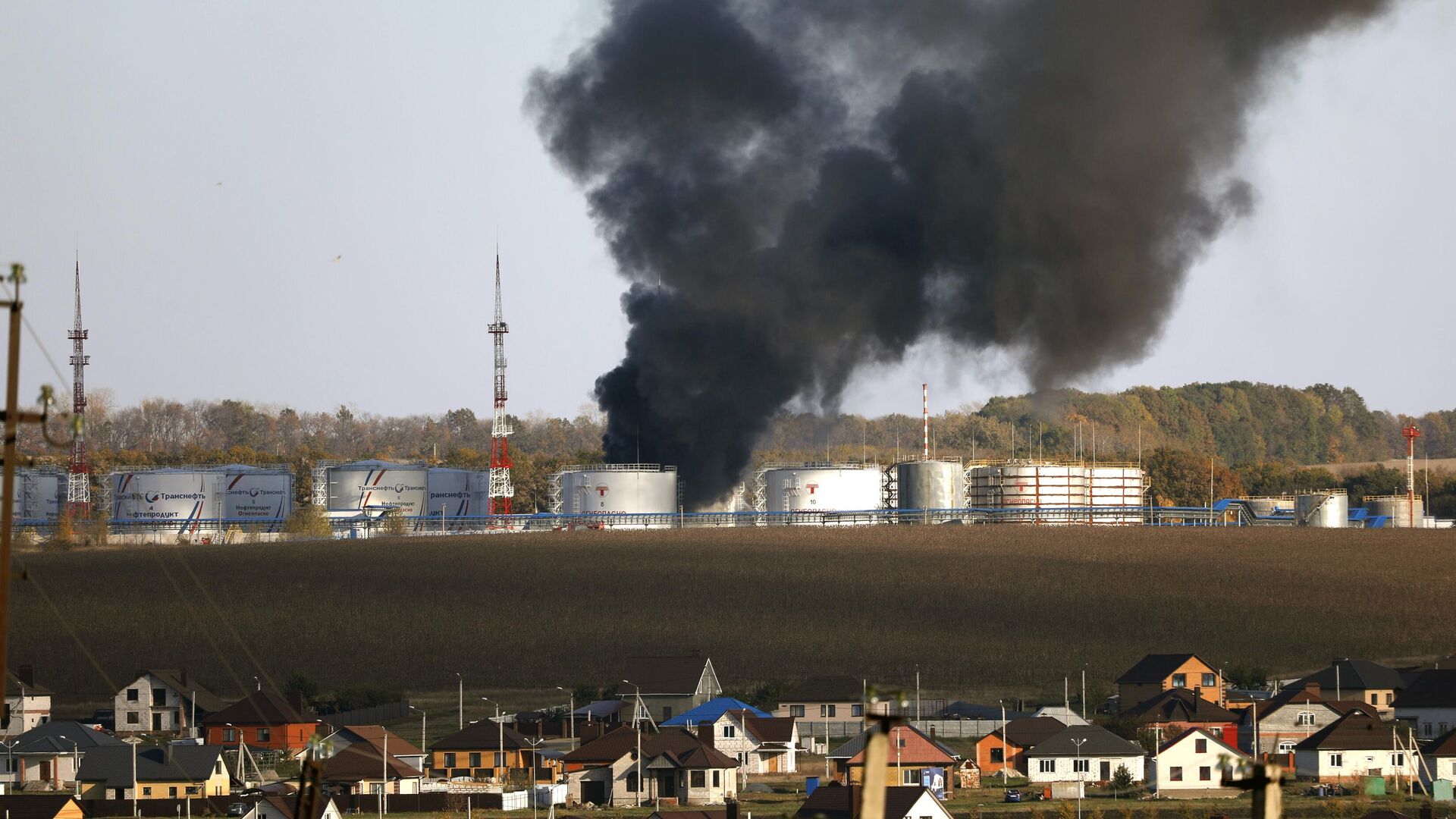 Пожар на нефтебазе в поселке Разумное Белгородской области, возникший после обстрела ВСУ. Архивное фото.  - РИА Новости, 1920, 05.01.2023