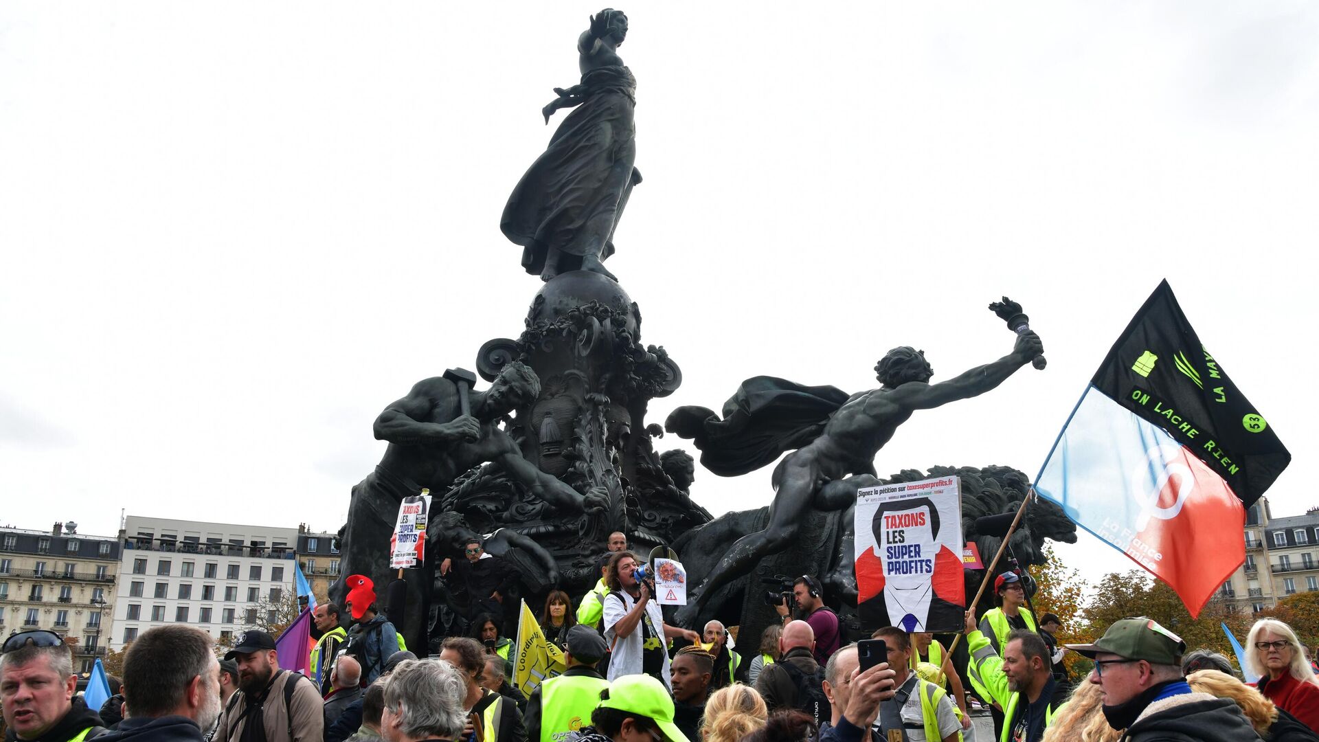 Участники акции протеста против повышения цен в центре Парижа - РИА Новости, 1920, 19.10.2022