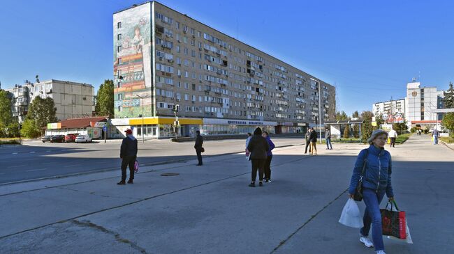 Люди на улице города Энергодар