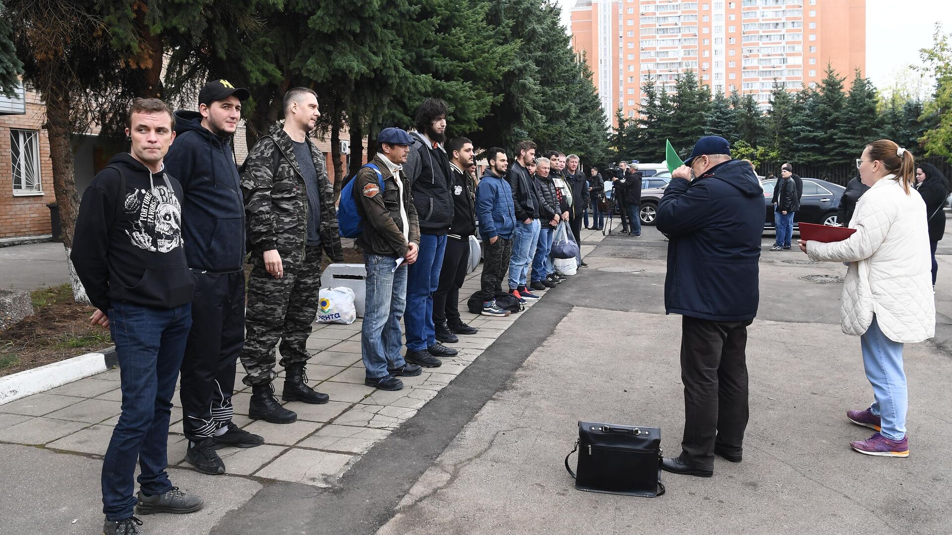 Мужчины, призванные на военную службу в ходе частичной мобилизации, на территории объединенного военного комиссариата Перовского района Москвы - РИА Новости, 1920, 17.10.2022