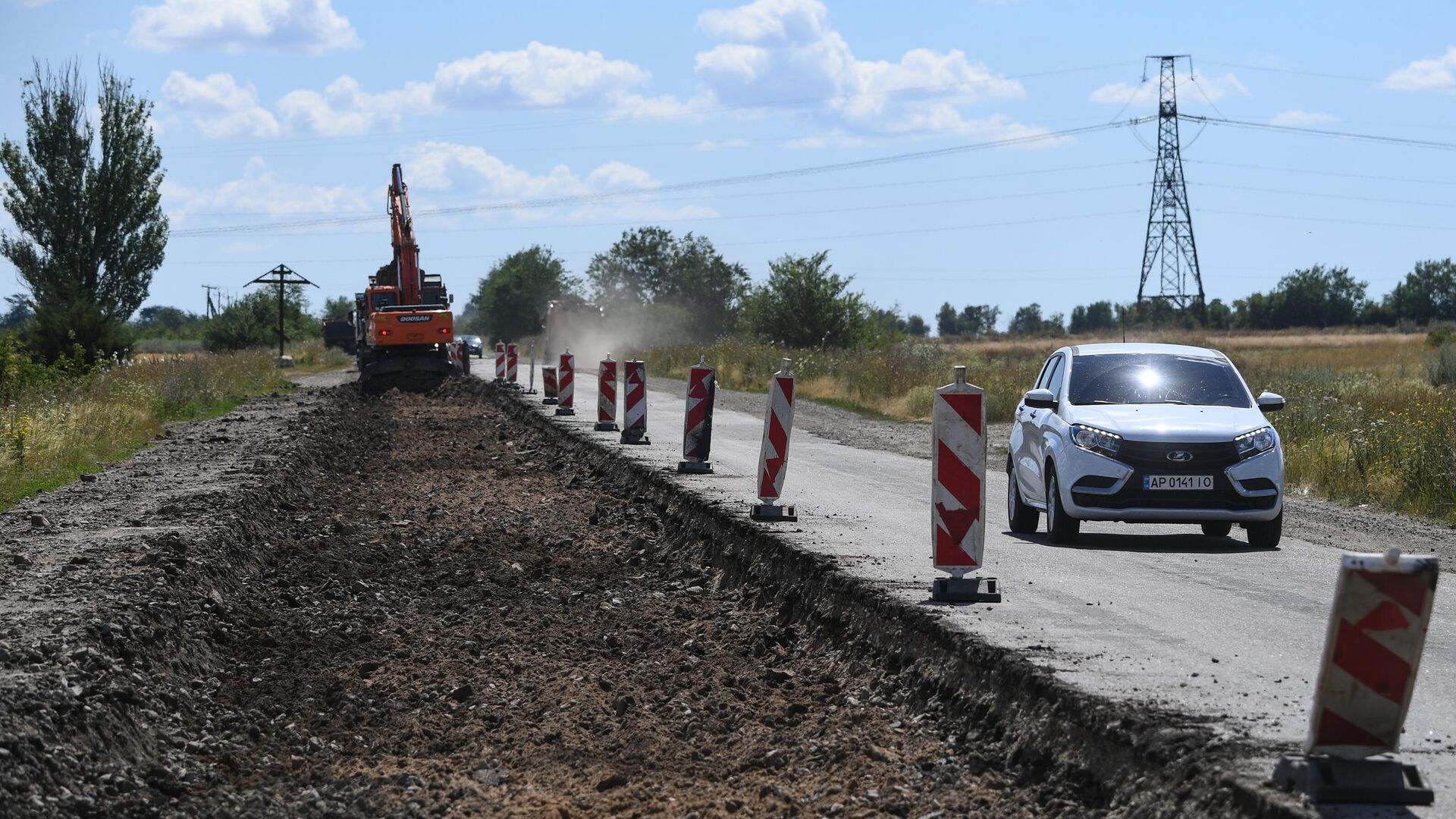 Легковой автомобиль на ремонтируемом участке автомобильной дороги Мелитополь - Бердянск - РИА Новости, 1920, 26.10.2022